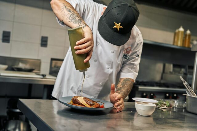 Mohamed Cheikh préparant un matlouh algérien