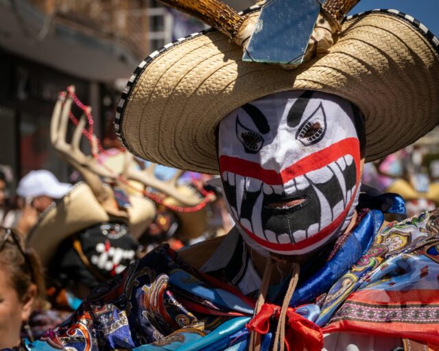 Amazigh Carnival Paris 2021 Grand défilé carnaval amazigh à Paris avec milliers de participants en costumes traditionnels