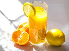 Jus d’orange et citron marocain pour l’iftar : la recette authentique Orange et citron marocains dans un verre à jus avec une recette de cuisine