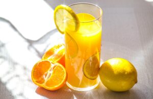 Jus d’orange et citron marocain pour l’iftar : la recette authentique Orange et citron marocains dans un verre à jus avec une recette de cuisine