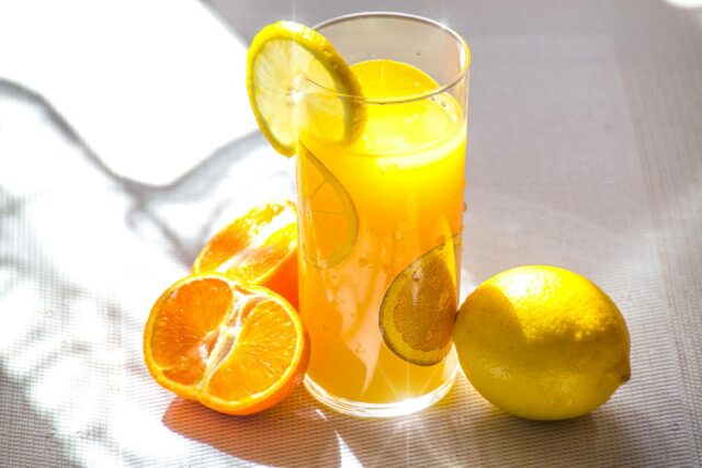 Orange et citron marocains dans un verre à jus avec une recette de cuisine