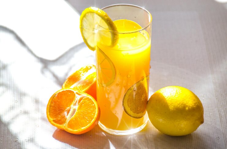 Orange et citron marocains dans un verre à jus avec une recette de cuisine