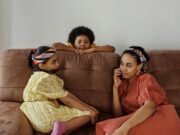 La facture téléphonique de 48.000 euros après le voyage au Maroc : comment gérer les coûts ? Famille maghrébine discutant de leur facture téléphonique après un voyage au Maroc