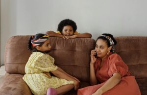 La facture téléphonique de 48.000 euros après le voyage au Maroc : comment gérer les coûts ? Famille maghrébine discutant de leur facture téléphonique après un voyage au Maroc