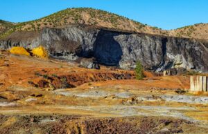Une mine de zinc en Algérie : un nouvel espoir pour notre économie nationale Algeria Zinc Mine: Family Celebrating Economic Boost