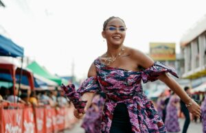 Le 15ème Festival National Chaabi à Alger : Une fête incontournable pour les Maghrébins de la diaspora du 9 au 12 mars 2026 Famille maghrebine danseant au 15ème Festival National Chaabi à Alger