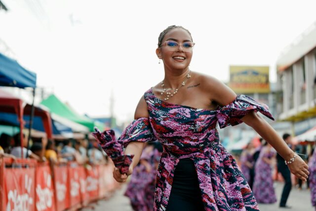 Famille maghrebine danseant au 15ème Festival National Chaabi à Alger