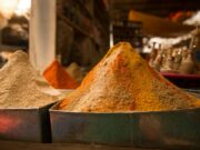 Maroc en tête des destinations touristiques africaines devant l’Égypte Famille marocaine au marché à spices en Tunisie - Maroc en tête des destinations touristiques africaines devant l'Égypte