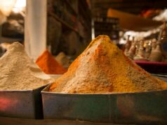 Maroc en tête des destinations touristiques africaines devant l’Égypte Famille marocaine au marché à spices en Tunisie - Maroc en tête des destinations touristiques africaines devant l'Égypte