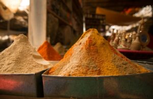 Maroc en tête des destinations touristiques africaines devant l’Égypte Famille marocaine au marché à spices en Tunisie - Maroc en tête des destinations touristiques africaines devant l'Égypte