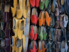 Le savoir-faire artisanal marocain au Salon Rétromobile 2026 de Paris : la mode et l’automobile Artisanal Moroccan fashion and vintage cars at the Retromobile 2026 Paris event