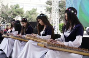 La 15e édition du Festival national de la chanson chaâbi à Alger : les talents en chantant pour le Maghreb Performance at the 15th National Festival of Chaabi Song in Alger, featuring Maghreb singers on stage