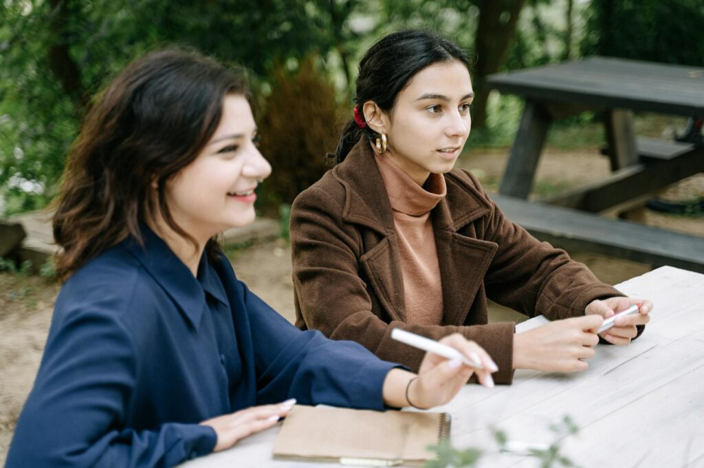 Women discussing Moudawana reform in a Moroccan café