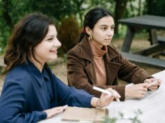 Moudawana : l’impossible réforme du Code de la Famille au Maroc – Un débat culturel et social Women discussing Moudawana reform in a Moroccan café