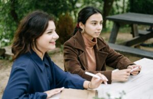 Moudawana : l’impossible réforme du Code de la Famille au Maroc – Un débat culturel et social Women discussing Moudawana reform in a Moroccan café