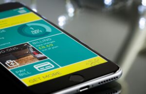 Comment gérer vos factures de téléphone à l’étranger lors de vos vacances au Maroc Voyageur en vacances au Maroc en train de régler ses factures de téléphone sur un portable