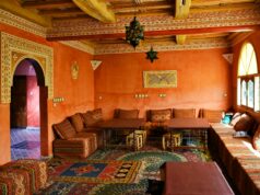 Valorisation des collections publiques de tapis marocains au temps du protectorat français (1912-1935) : un patrimoine culturel à découvrir Moroccan family admiring a rug collection during the French Protectorate (1912-1935)