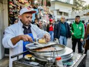 La street-food tunisienne fait ses preuves à la baraque : Découvrez les 5 plats incontournables Tunisian street food vendors serving delicious dishes to a happy crowd