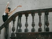 Le spa et institut de beauté De A à Zen à Vitré : une nouvelle approche du bien-être Femme dansant au spa De A à Zen Vitré