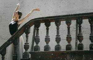 Le spa et institut de beauté De A à Zen à Vitré : une nouvelle approche du bien-être Femme dansant au spa De A à Zen Vitré