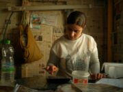 Maroc : l’importance de protéger les femmes dans le puits Femme au Maroc sortant de puits avec eau, regardant vers la caméra en contexte de lutte pour sa protection