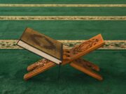 Les meilleures sourates à réciter pendant les dernières nuits du Ramadan Une famille musulmane récitant des sourates pendant les dernières nuits de Ramadan