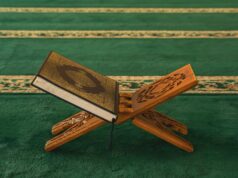 Les meilleures sourates à réciter pendant les dernières nuits du Ramadan Une famille musulmane récitant des sourates pendant les dernières nuits de Ramadan