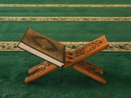 Une famille musulmane récitant des sourates pendant les dernières nuits de Ramadan