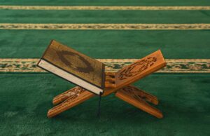 Les meilleures sourates à réciter pendant les dernières nuits du Ramadan Une famille musulmane récitant des sourates pendant les dernières nuits de Ramadan
