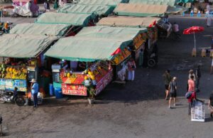 Une famille royale du Golfe en vacances au Maroc : une occasion de culturellement échanger Gulf royal family visiting Moroccan marketplace