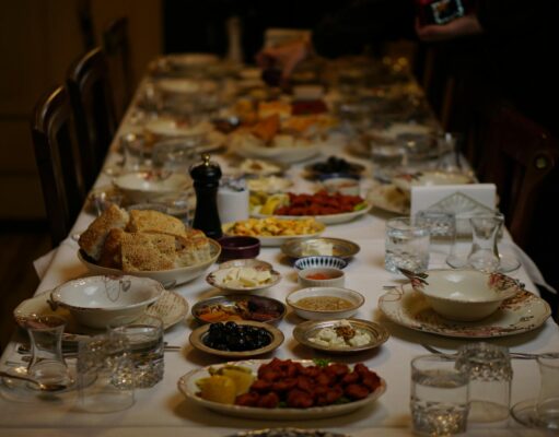 5 recettes maghrébines pour les 10 derniers jours de Ramadan 2026 Famille autour d'une table en attente de manger des recettes traditionnelles maghrébines pendant les derniers jours de Ramada
