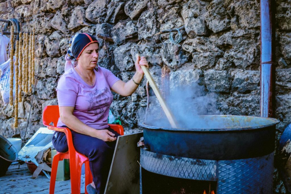 Famille préparant des msemen traditionnels au Maghreb