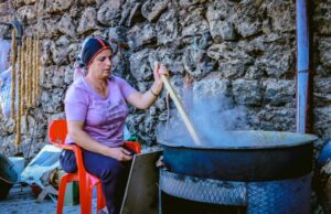 La technique et la recette des msemen : tout à savoir Famille préparant des msemen traditionnels au Maghreb