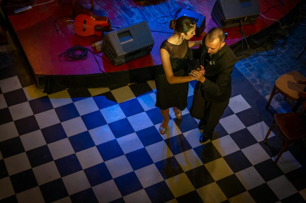 Marocain en tenue traditionnelle dansant au rythme de la musique France 98