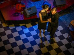 Le nouveau numéro de L’Émission CAN – Ouest présente le Maroc en mode France 98 Marocain en tenue traditionnelle dansant au rythme de la musique France 98