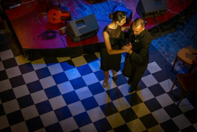 Marocain en tenue traditionnelle dansant au rythme de la musique France 98