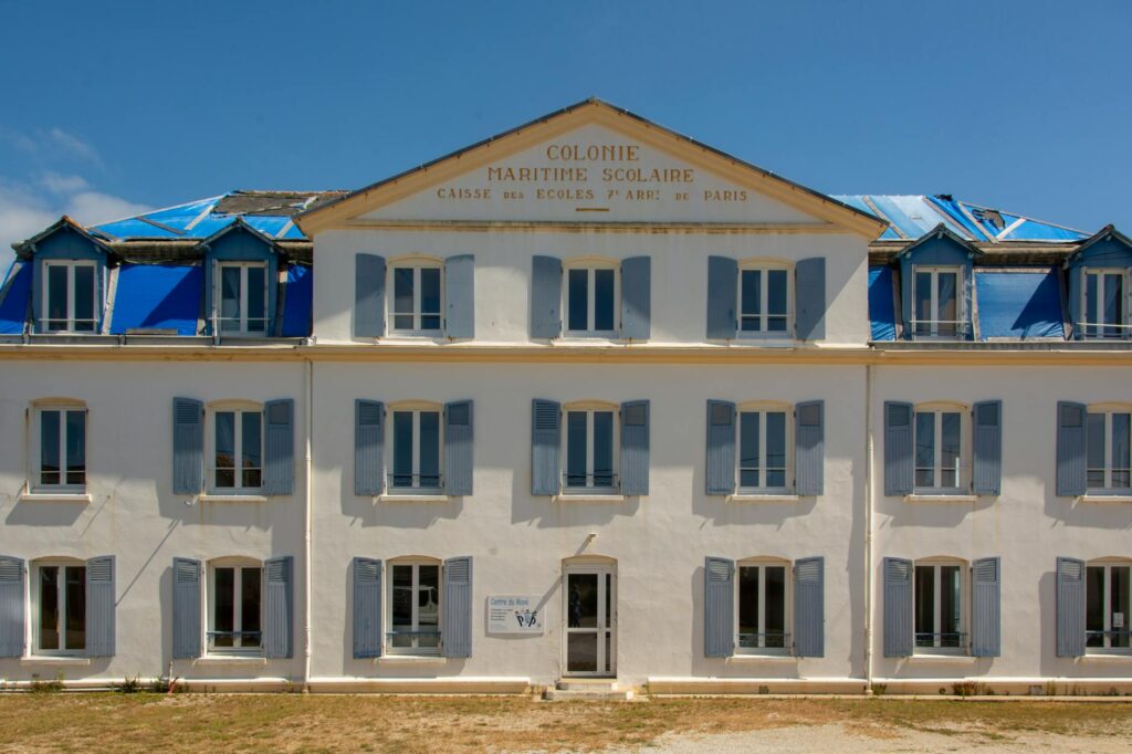 Famille maghrébine devant école en fermeture, Yvelines, France