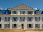 Guide pratique pour savoir si votre enfant est concerné par les fermetures de classes dans les Yvelines : un avertissement important pour la communauté maghrébine Famille maghrébine devant école en fermeture, Yvelines, France