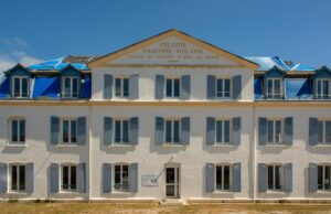 Guide pratique pour savoir si votre enfant est concerné par les fermetures de classes dans les Yvelines : un avertissement important pour la communauté maghrébine Famille maghrébine devant école en fermeture, Yvelines, France