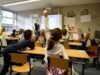 Les enseignants en grève face aux suppressions de classes : les premières victimes sont les enfants Enseignants en grève devant une école avec des enfants