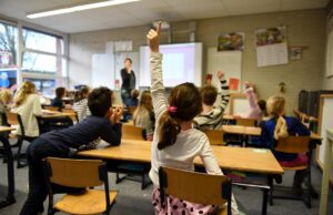 Les enseignants en grève face aux suppressions de classes : les premières victimes sont les enfants Enseignants en grève devant une école avec des enfants