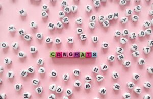 Lettre de voeux pour l’Aïd el-Fitr : les plus belles formules en arabe et français femme écrivant une lettre de voeux pour l'Aïd el-Fitr à ses proches