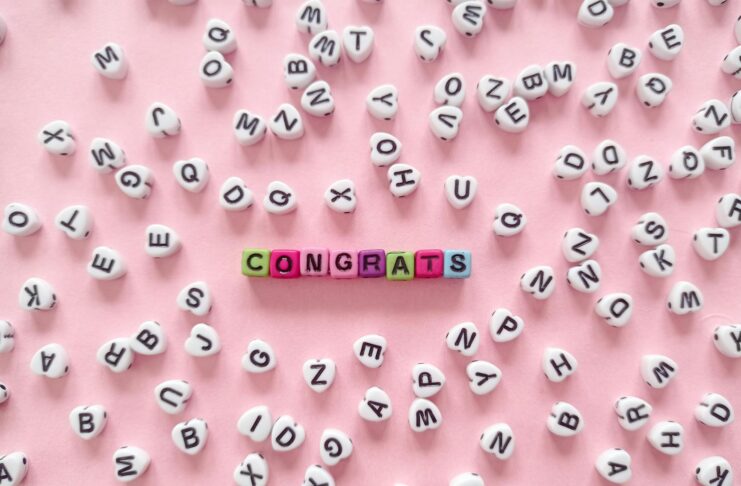 femme écrivant une lettre de voeux pour l'Aïd el-Fitr à ses proches