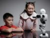 Le futur de l’éducation des enfants selon Melania Trump : une approche robotisée Melania Trump presenting educational robot to children