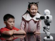 Le futur de l’éducation des enfants selon Melania Trump : une approche robotisée Melania Trump presenting educational robot to children