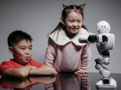 Le futur de l’éducation des enfants selon Melania Trump : une approche robotisée Melania Trump presenting educational robot to children