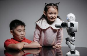 Le futur de l’éducation des enfants selon Melania Trump : une approche robotisée Melania Trump presenting educational robot to children