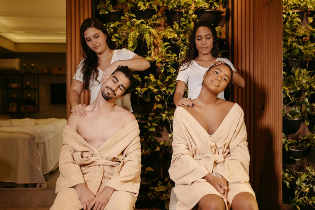 Couple dans un spa Alaena, se détendant et baignant dans une ambiance calme et luxueuse