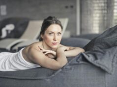 Le nouveau spa De A à Zen s’étend à Vitré : un espace de bien-être pour la diaspora maghrébine Femme maghrébine se reposant dans un spa De A à Zen à Vitré