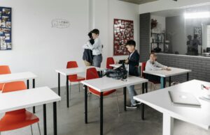 Un établissement adapté s’étend à Montpellier pour aider les enfants HPI se reconstruire Enfants avec handicap mentallylles en train de travailler dans un établissement adapté à Montpellier